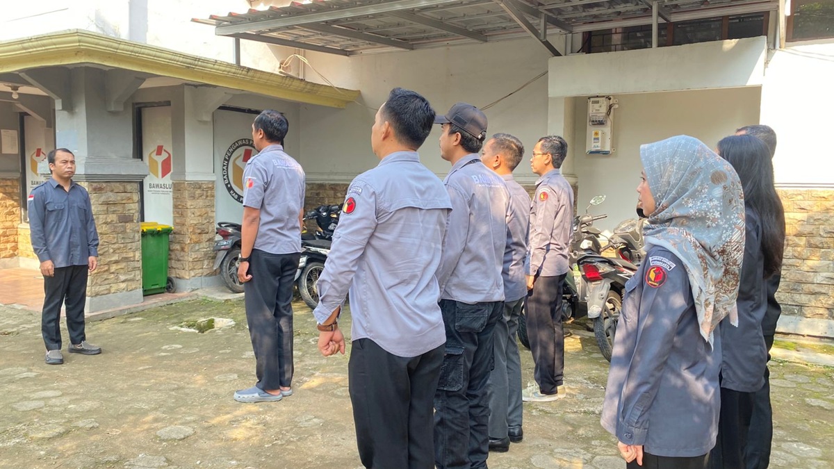 Koordinator Divisi SDM, Organisasi, dan Diklat Bawaslu Purwakarta, Ujang Abidin, S.Pd.I., S.H., M.Ud., saat memberikan arahan
