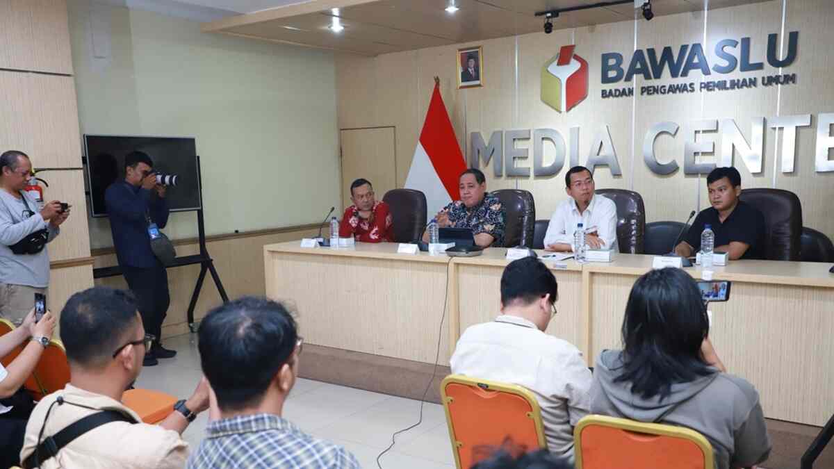 Anggota Bawaslu Herwyn J.H. Malonda saat berdiskusi bersama Koalisi Pewarta Pemilu dan Demokrasi (KPPDem) bertajuk “Pemilu Tanpa Uang Tunai, Solusi atau Ilusi” di Media Center Bawaslu RI, Jakarta, Rabu (6/5/2026). (Foto: Bawaslu RI)