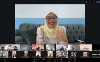 Kordiv Pencegahan dan Parmas Bawaslu Provinsi Jawa Barat Hj. Nuryamah memberikan arahan dalam diskusi daring "Pojok Pengawasan" yang dihadiri jajaran Kordiv P2HM Bawaslu Kabupaten/Kota se-Jawa Barat, Kamis (7/5/2026)