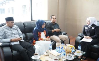 Ketua Bawaslu Provinsi Jawa Barat Zaky Muhammad Zam-zam (tengah) didampingi jajaran pimpinan Bawaslu Jabar saat menerima kunjungan kerja dan audiensi Anggota Komite I DPD RI Aanya Rina Casmayanti di Ruang Rapat Kantor Bawaslu Provinsi Jawa Barat, Kota Bandung, Senin (11/5/2026).