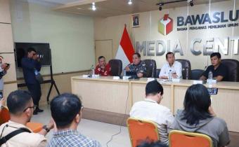 Anggota Bawaslu Herwyn J.H. Malonda saat berdiskusi bersama Koalisi Pewarta Pemilu dan Demokrasi (KPPDem) bertajuk “Pemilu Tanpa Uang Tunai, Solusi atau Ilusi” di Media Center Bawaslu RI, Jakarta, Rabu (6/5/2026). (Foto: Bawaslu RI)